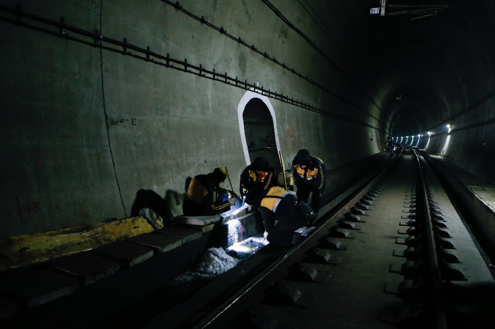 伊犁铁路运营隧道病害现状